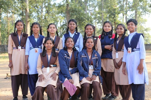 कोंडागांव की बेटियां हॉकी स्टीक से साध रहीं लक्ष्य,बस्तर ओलम्पिक से हुनर को मिल रही नई उड़ान