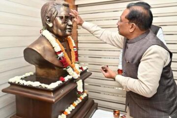 मुख्यमंत्री विष्णु देव साय ने भारत रत्न अटल बिहारी वाजपेयी की प्रतिमा पर माल्यार्पण कर दी श्रद्धांजलि