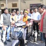 दिव्यांग नेमी सिंह को उपमुख्यमंत्री विजय शर्मा ने प्रदान की पेट्रोल चलित स्कूटी