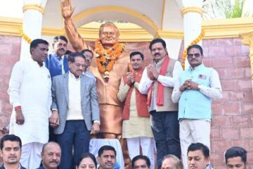 भारतरत्न अटल जी की जयंती पर उप मुख्यमंत्री विजय शर्मा ने उनकी प्रतिमा पर माल्यार्पण कर अर्पित किए श्रद्धासुमन