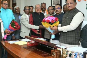 मुख्यमंत्री से अखिल भारतीय राष्ट्रीय महासभा हल्बा हल्बी आदिवासी समाज के सदस्यों ने सौजन्य मुलाकात की