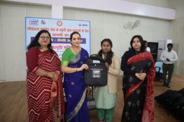 परियोजना प्रभावित गांवों के स्कूली बच्चों को अध्ययन सामग्री वितरण 