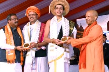 सीएम योगी ने वेदमूर्ति देवव्रत महेश रेखे को स्मृति चिन्ह देकर उनका सम्मान किया