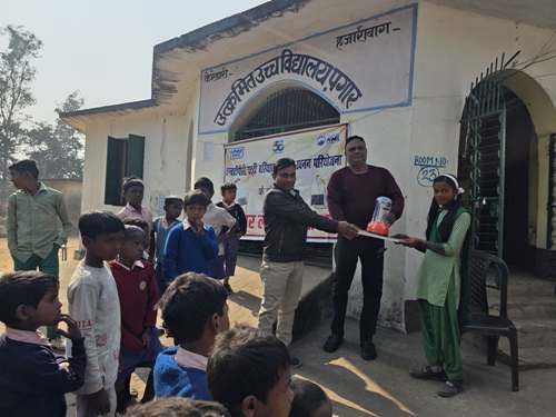 पगार विद्यालय में सोलर पावर्ड लैम्प वितरण का विशाल अभियान सफलतापूर्वक संपन्न