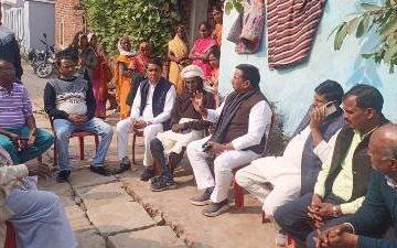 ट्रैक्टर हादसे में मृत युवक के घर पहुंच कर विधायक ने परिजनों को बंधाया ढांढस 