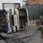 अनियंत्रित बस पलटी, यात्रियों में मची अफरा-तफरी, कई घायल