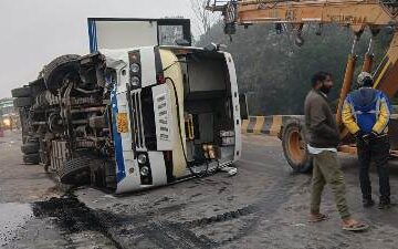 अनियंत्रित बस पलटी, यात्रियों में मची अफरा-तफरी, कई घायल