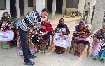 समाजसेवी आशुतोष पाण्डेय ने गरीबों को बांटा कंबल 