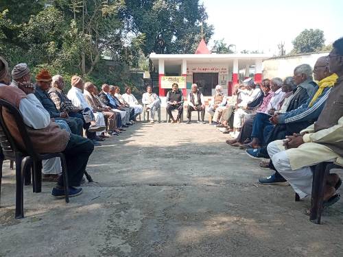 चित्रगुप्त मंदिर प्रांगण में सम्पन्न हुई दिर्घायु वरिष्ठ नागरिकों की मासिक बैठक