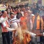 बांग्लादेश में हिंदुओं पर हिंसा और दीपू दास की हत्या के विरोध में उमड़ा जनआक्रोश, हिंदू संगठनों ने किया पुतला दहन