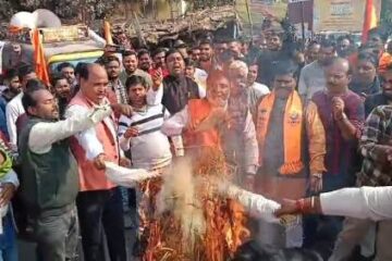 बांग्लादेश में हिंदुओं पर हिंसा और दीपू दास की हत्या के विरोध में उमड़ा जनआक्रोश, हिंदू संगठनों ने किया पुतला दहन