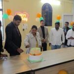 केक काटकर धूमधाम से मनाया गया नगर पंचायत डाला बाजार का छठवां स्थापना दिवस 