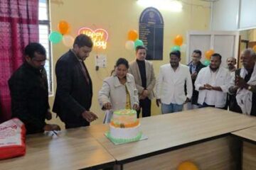 केक काटकर धूमधाम से मनाया गया नगर पंचायत डाला बाजार का छठवां स्थापना दिवस 