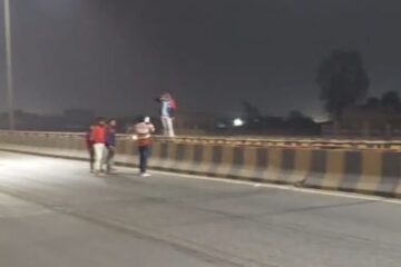 रॉबर्ट्सगंज ओवरब्रिज पर रात में युवकों की लापरवाही, रील बनाते वीडियो वायरल,दुर्घटना का बड़ा खतरा
