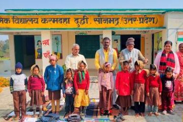 शीतलहर में मानवता की मिसाल, बच्चों को बांटे गर्म कपड़े
