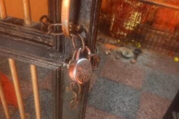 हनुमान जी को भी नहीं छोड़ रहे चोर….