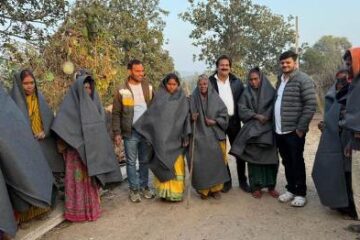 सैकड़ों जरुरतमंद लोगों में समाजसेवी ने कराया भोजन व कंबल वितरण 