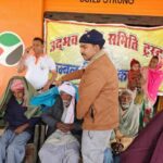 उद्भव सेवा समिति ट्रस्ट ने ग्राम कर्मा में बुजुर्गों को बांटे कंबल