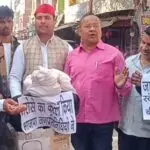 स्टेट हाईवे निर्माण के विरोध में समाजवादी पार्टी का जोरदार प्रदर्शन, बाईपास की मांग को लेकर सड़कों पर उतरे सपाई