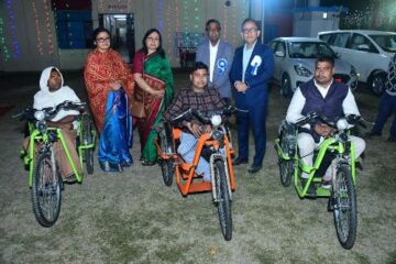 क्षेत्रीय कार्यकारी निदेशक उत्तरी क्षेत्र मुख्यालय,  गौतम देव द्वारा दिव्यांगजनों को मोटराइज्ड ट्राईसाइकिल का वितरण