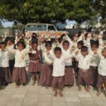 बिड़ला कार्बन ने बच्चों को दिया स्नेह का उपहार, 750 विद्यार्थियों को वितरित किए स्वेटर व टोपी