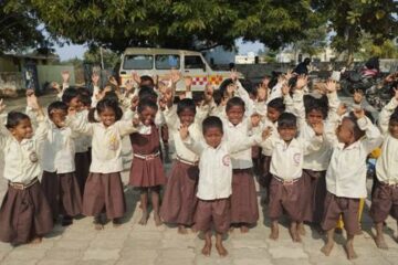 बिड़ला कार्बन ने बच्चों को दिया स्नेह का उपहार, 750 विद्यार्थियों को वितरित किए स्वेटर व टोपी