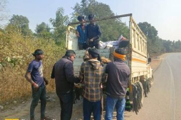 डिवाइडर से टकराई बाइक, घायल को घंटों बाद पिकअप से पहुंचाया गया अस्पताल