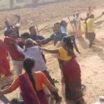 जमीन विवाद को लेकर पुलिस के सामने दो पक्षों में जमकर मारपीट, वीडियो वायरल