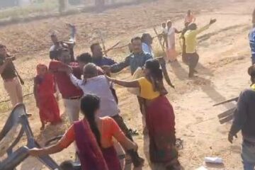 जमीन विवाद को लेकर पुलिस के सामने दो पक्षों में जमकर मारपीट, वीडियो वायरल