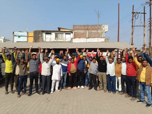 अल्ट्राटेक की जहरीली बदबू से घुट रहा डाला का दम, व्यापारियों ने दुकानें बंद कर दी आर-पार की चेतावनी