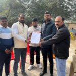 भीषण ठंड से राहत की मांग, अलाव के लिए एसडीएम ओबरा को सौंपा ज्ञापन