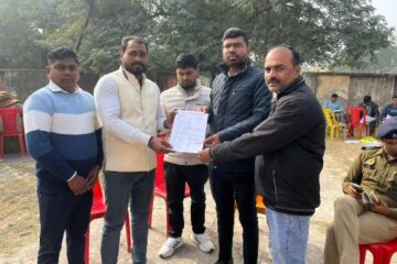 भीषण ठंड से राहत की मांग, अलाव के लिए एसडीएम ओबरा को सौंपा ज्ञापन