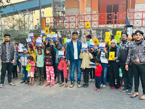 बाबा साहब की पुण्यतिथि पर बच्चों में बांटी शिक्षण सामग्री