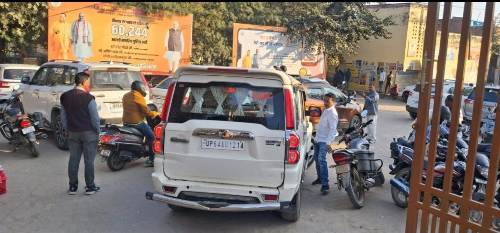 दुद्धी तहसील परिसर में बेतरतीब खड़े हो रहे वाहन,हो रही कठिनाई 