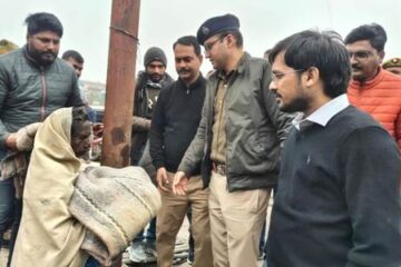 जिलाधिकारी ने अलीनगर नई बस्ती में जरूरतमंद लोगों को कम्बल वितरण किया 