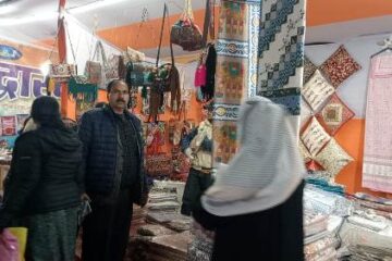 खादी ग्रामोद्योग प्रदर्शनी में उमड़ रहे है खरीददार..