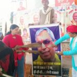 ओपी राजभर के बयान पर फूटा महिलाओं का गुस्सा, झाड़ू-बेलन लेकर किया जोरदार प्रदर्शन