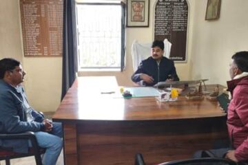 शिक्षकों की लंबित मांगों को लेकर बीएसए से मिला राष्ट्रीय शैक्षिक महासंघ का प्रतिनिधिमंडल