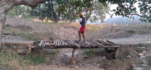 जब किसी ने नहीं सुनी तो ग्रामीणों ने बना डाली जुगाड़ से पुलिया,कई सालों से टूटी है पुलिया