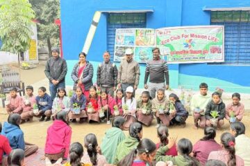 यूपीएस ढुटेर के विद्यार्थियों में बांटे गए फूलदार पौधे, पर्यावरण के प्रति किया गया जागरूक