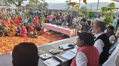 जुगैल में मंत्री व डीएम ने ग्रामीणों की सुनी समस्या, सम्बन्धित को निस्तारण के दिये निर्देश