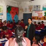 मुख्य विकास अधिकारी जागृति अवस्थी ने शिक्षकों को अंगवस्त्र प्रदान कर सम्मानित किया