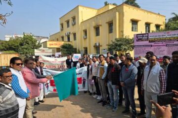 मुख्य चिकित्साधिकारी  ने एड्स जागरूकता रैली को हरी झण्डी दिखाकर रवाना किया