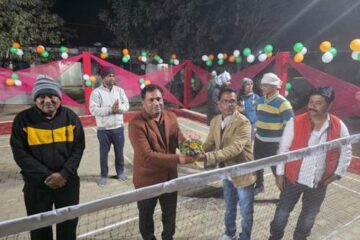 अधिशासी अभियंता दिलीप कुमार ने किया मुरलीगढ़ी पार्क में बैडमिंटन टूर्नामेंट का शुभारंभ