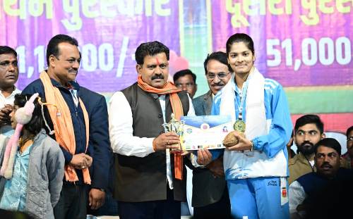 उपमुख्यमंत्री विजय शर्मा ने साउथ एशियन बॉल बैडमिंटन चैंपियनशिप में स्वर्ण पदक जीतने वाली कवर्धा की बेटी रिया तिवारी का किया सम्मान