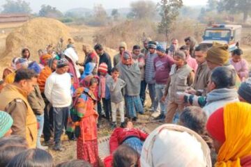 संदिग्ध हालात में महिला की फांसी लगाकर मौत, तीन मासूम बच्चों के सिर से उठा मां का साया