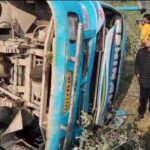 अनियंत्रित निजी बस पलटी,आधा दर्जन यात्री घायल