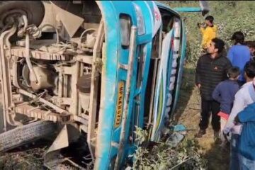 अनियंत्रित निजी बस पलटी,आधा दर्जन यात्री घायल
