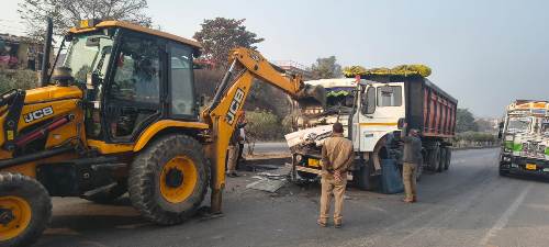 आगे जा रही ट्रक में पीछे से तेज रफ्तार ट्रक ने मारी टक्कर,चालक केबिन में फंसा 