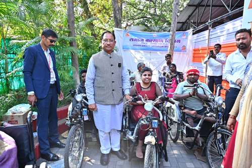 मुख्यमंत्री जनदर्शन में दिव्यांगजनों को मिली राहत,मुख्यमंत्री ने बैटरी चालित ट्राइसिकल किया प्रदान